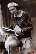 Some sexy and naked vintage chicks posing in the thirties
